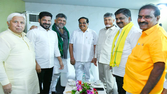 Rare sight in Hosapete Chandrababu Revanth and DK Shivakumar on one stage