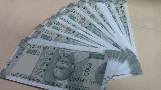Hyderabad ATM dispenses 2200 rupees extra cash than requested