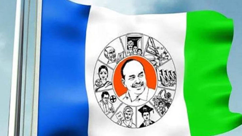 Perni Nani and other YSRCP leaders attacked with eggs in Amaravati