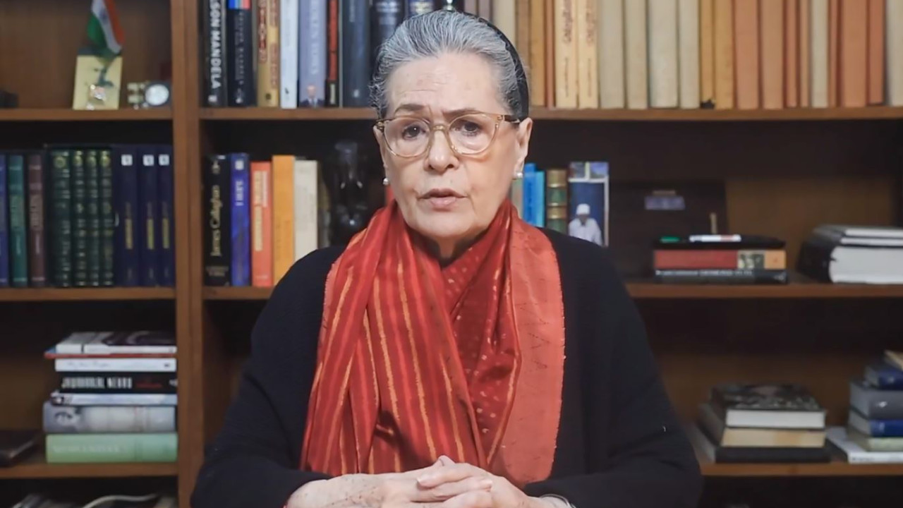 Sonia Gandhi suggests Center break silence on Gaza issue