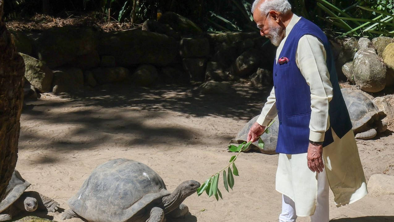 PM Modi meets 194 year old Jonathan here are the photos
