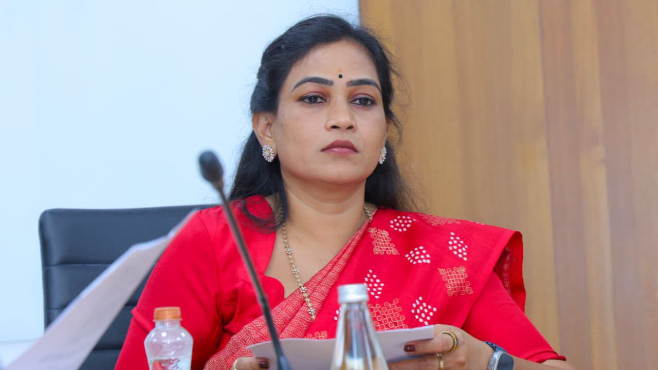 Vangalapudi Anitha receives complaint against YSRCP leaders over kidnapping and murder attempt