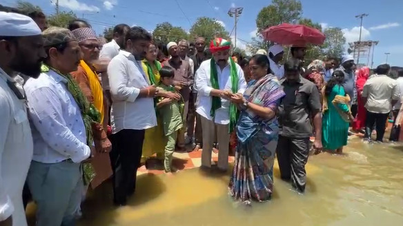 Kotamreddy Sridhar Reddy leaves bread at Nellore Rottela Panduga for brother MLA seat