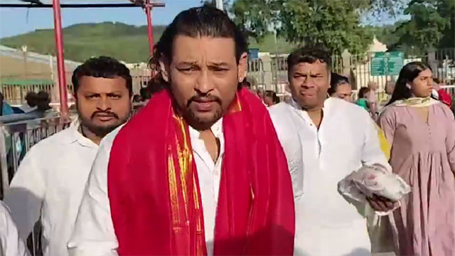 Tillakaratne Dilshan former Sri Lankan all rounder visits Tirumala Srivaru
