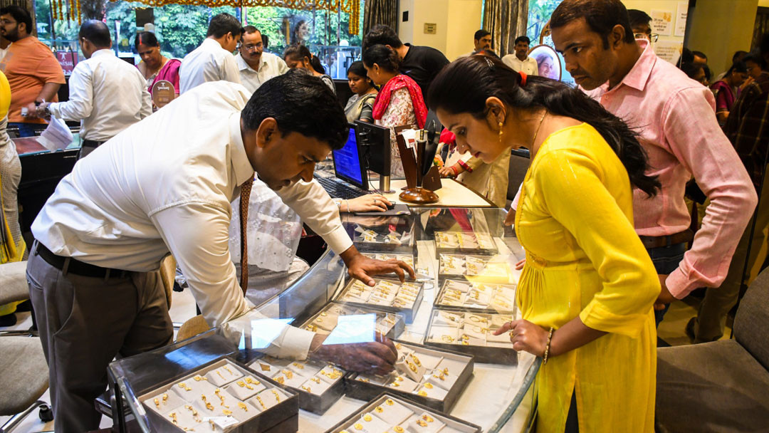Gold prices crashing as people sell old jewelry out of fear