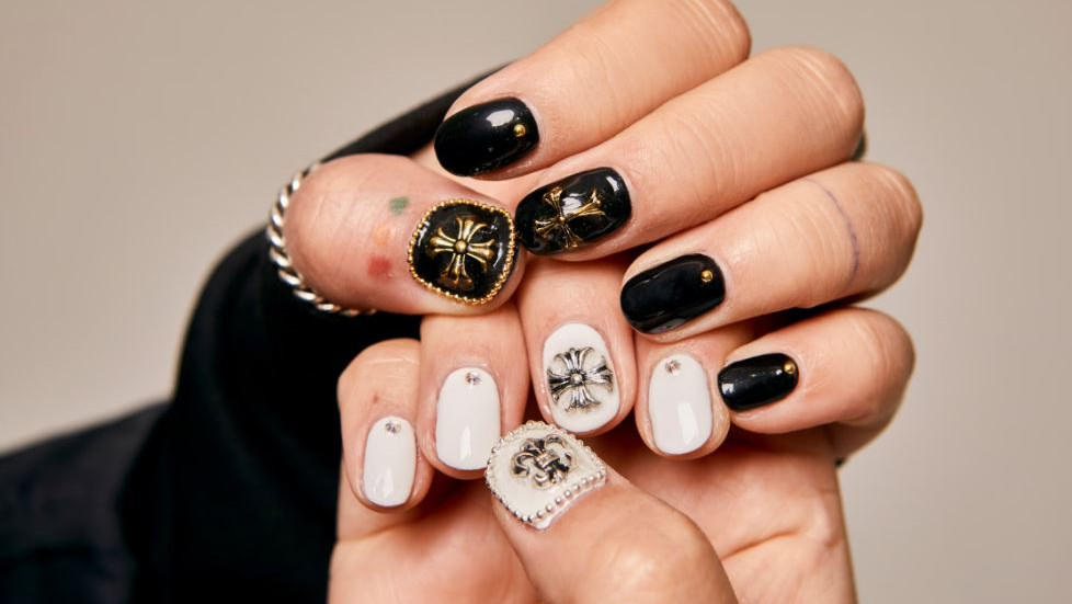 Young woman earns 10 lakh per month with nail art and opens own salon in Dubai