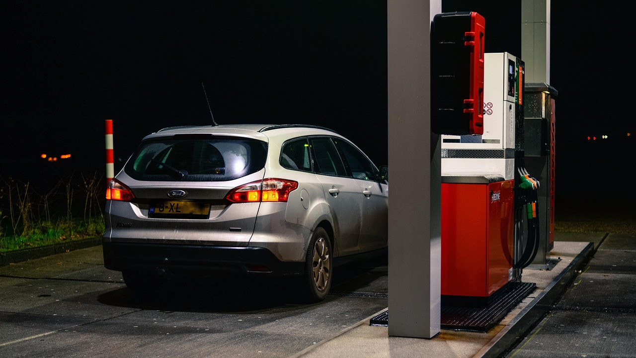Central Government lifts restrictions on petrol and diesel for commercial users