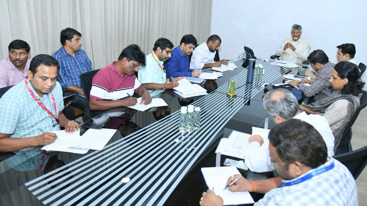 Chandrababu Naidu orders service providers to resolve AP connectivity issues