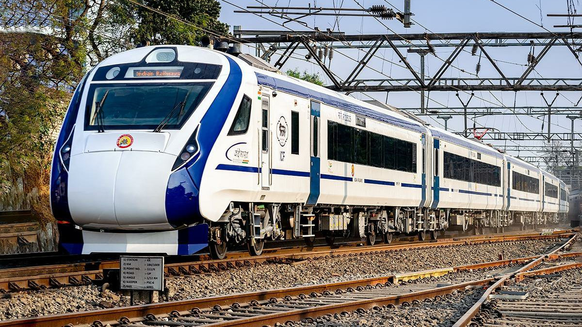 Vande Bharat Express boarding tips even if automatic doors are locked