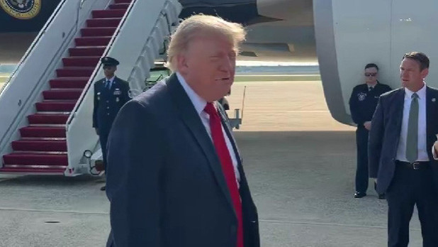 Donald Trump flies in new Air Force One after 37 years