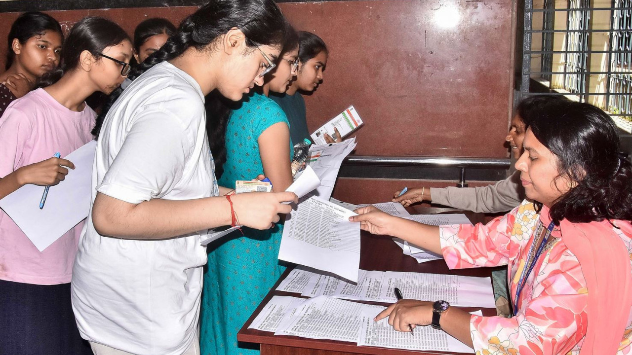 NEET JEE Admissions to give 50 percent weightage to board marks