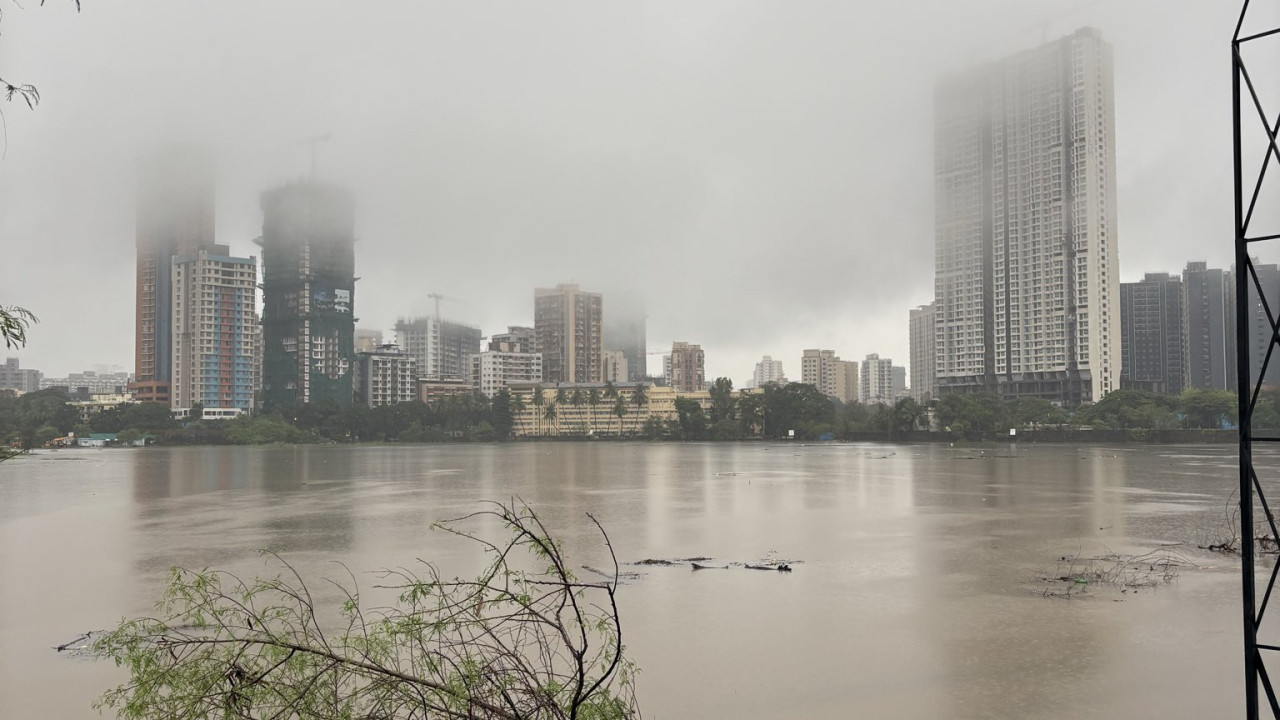 Mumbai heavy rains lash city schools and colleges closed