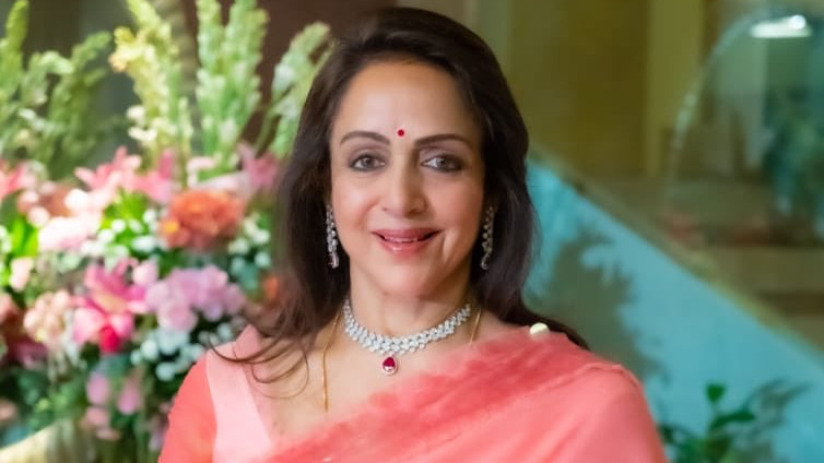 Hema Malini how she became the Dream Girl of Bollywood