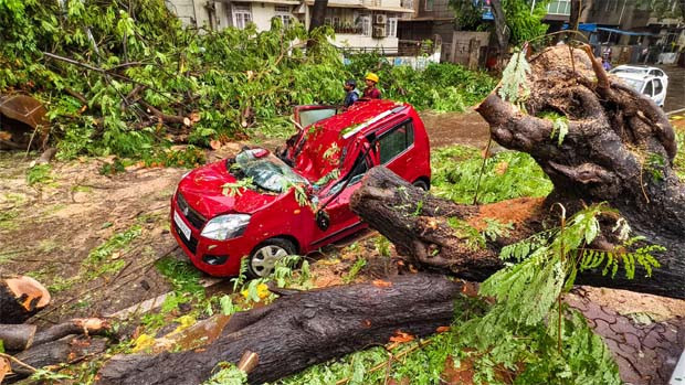 Heavy rains lash Mumbai BMC on high alert