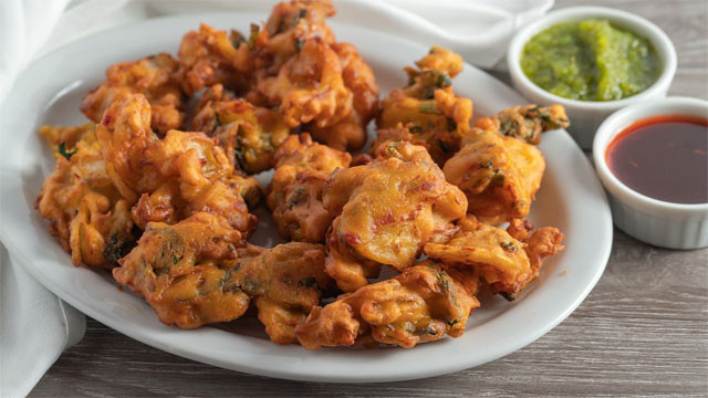 Monsoon Food Cravings Why We Feel Like Eating Hot Pakoda and Snacks in Rain