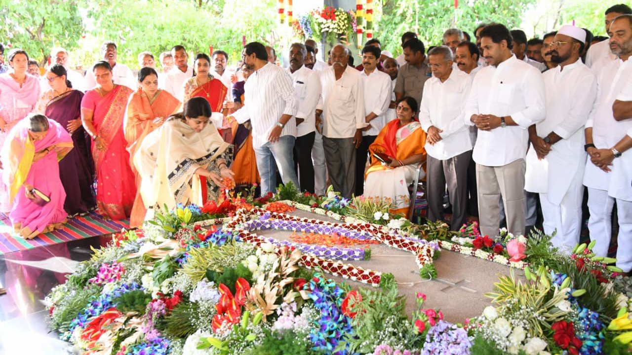 YSR 77th birth anniversary Jagan and Vijayamma pay tribute at Idupulapaya
