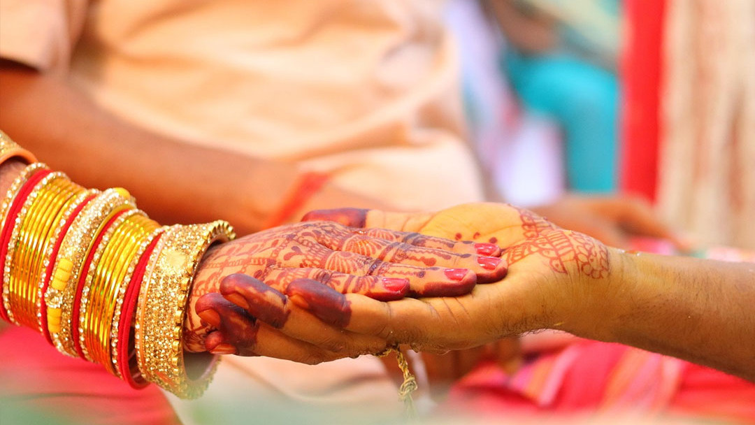 Groom brother pulls bride saree at wedding ceremony turns into a battlefield