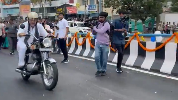 DK Shivakumar Yezdi bike story in his biography New life to 40 year old memories