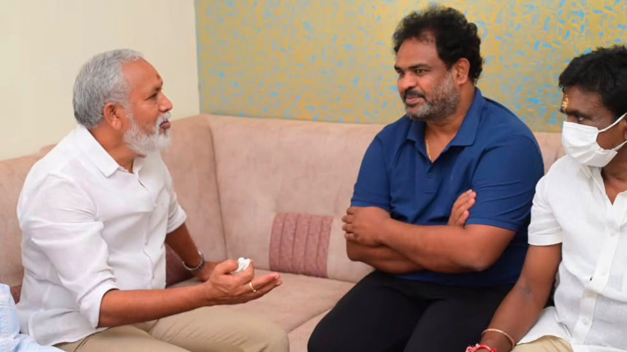 TDP MLA Pulivarthi Nani honors Lenin director Murali Kishore Abburu