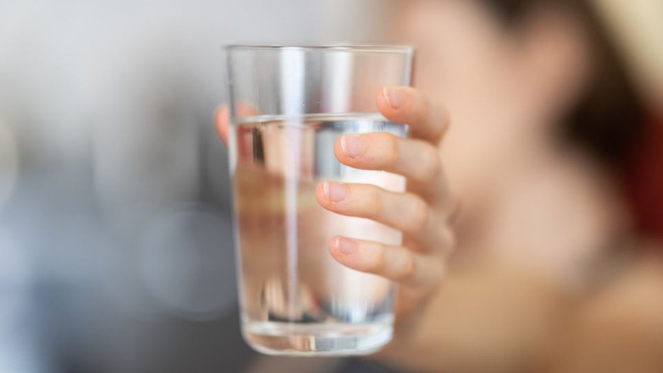 Drinking 8 glasses of water at specific times for body detox what doctors say