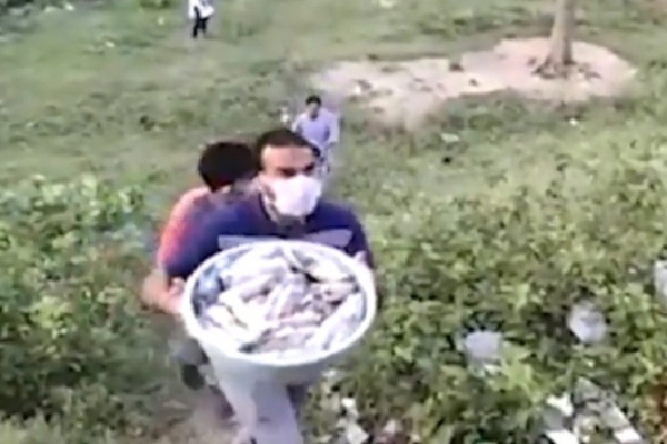 Viral Video of biharies Giving food to Mizoram Migrents Train