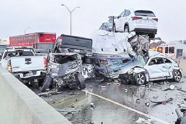 Accident of 100 Vehicles in Texas Because of Snow Cyclone