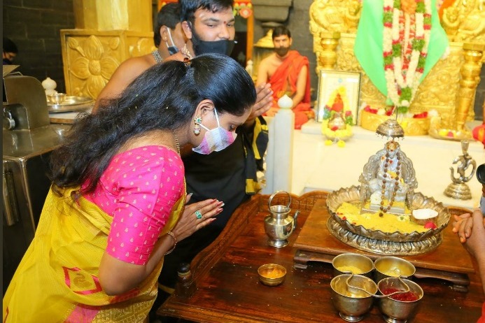 kavita visits sai baba temple
