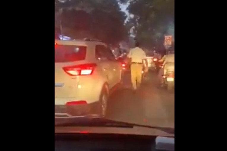 Traffic Constable Clears Traffic for Ambulance video goes viral