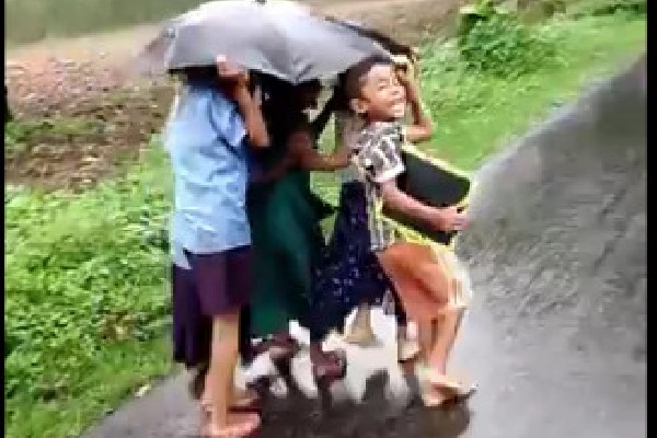 Video of kids in an umbrella viral on Social Media