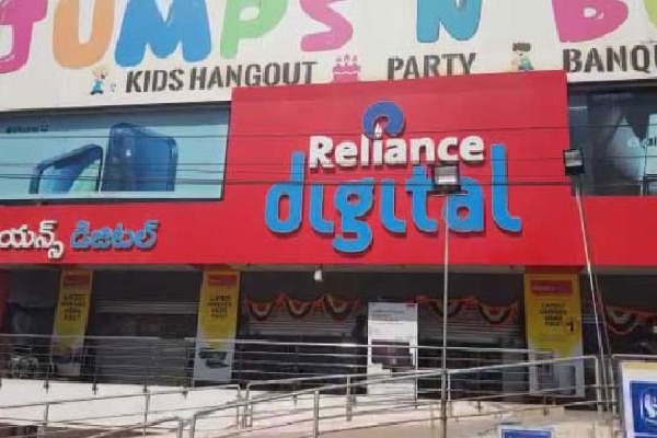 40 lakh worth mobile phones stolen from reliance digital
