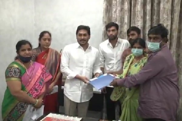 Divya Tejaswini family members met CM Jagan