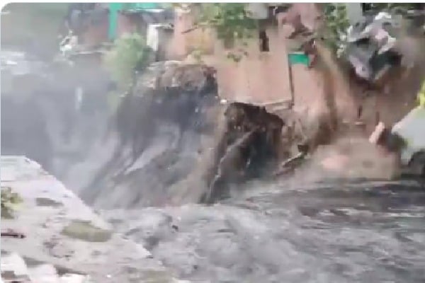 Heavy rains lashes Delhi as houses in slum areas vanished 