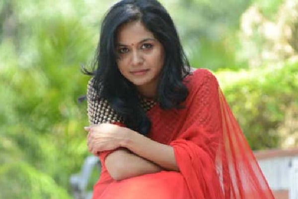 Singer sunitha pays condolences to SP Balu