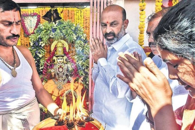 Bandi Sanjay offers prayers at Charminar Bhagyalakshmi Temple along with newly elected BJP Corporators 