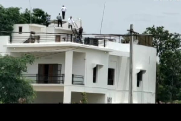  CBI officers goes to Viveka house in the part of investigation