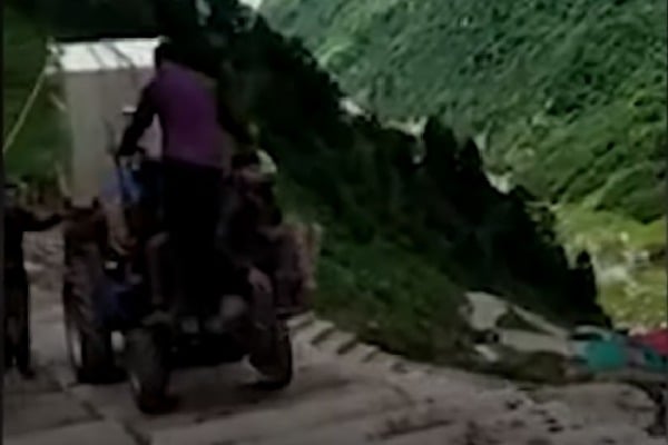 Tractor Claimbing Steps of Kedarnath