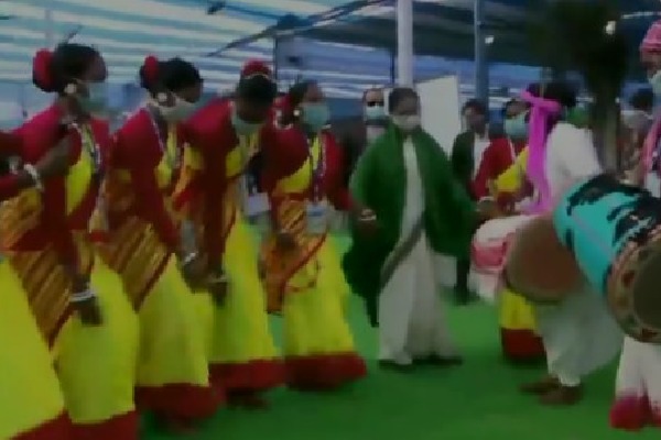Mamata Banarjee dances in a mass wedding cerempny