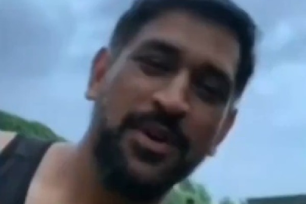 MS Dhoni New Look Goes Viral