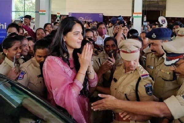 Anushka attends Cyberabad police initiative
