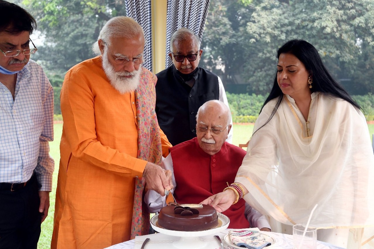 Modi goes to Advani home and convey birthday wishes