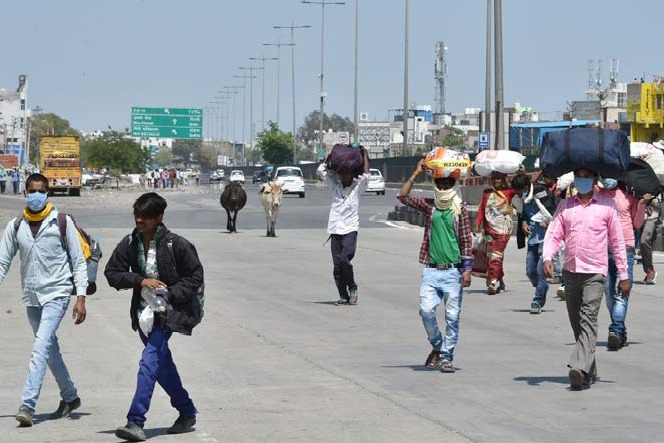 Migrant workers coming back to mumbai