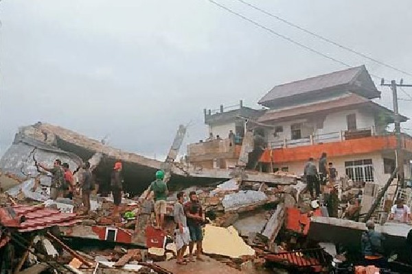 Strong earth quake jolts Indonasias Sulawesi