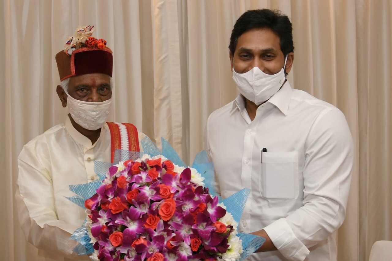 Jagan meets HP Governor Bandaru Dattatreya