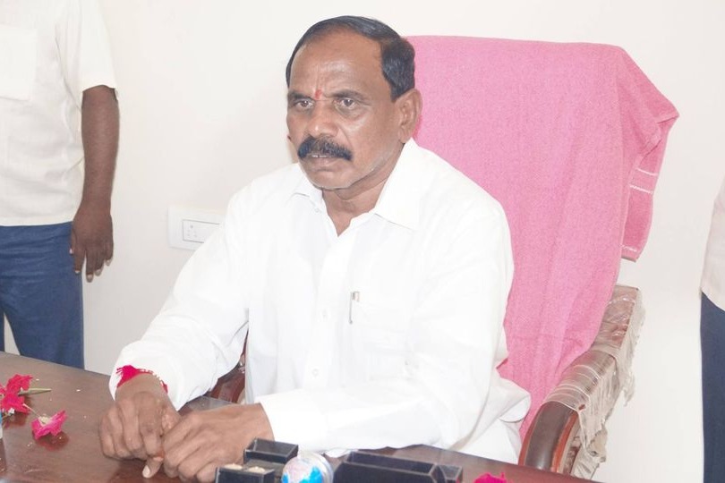Chevella MLA Kale Yadaiah goes to hospital in the middle of TRS LP Meeting