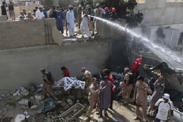 97 dead in karachi flight mishap