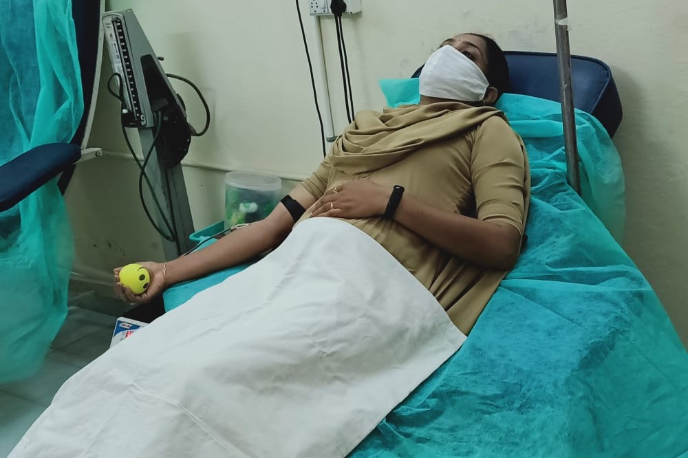 Woman police head constable donates blood for a needy