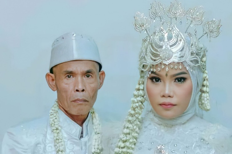 Indonesian elderly man send divorce papers to his teenage wife family memvers