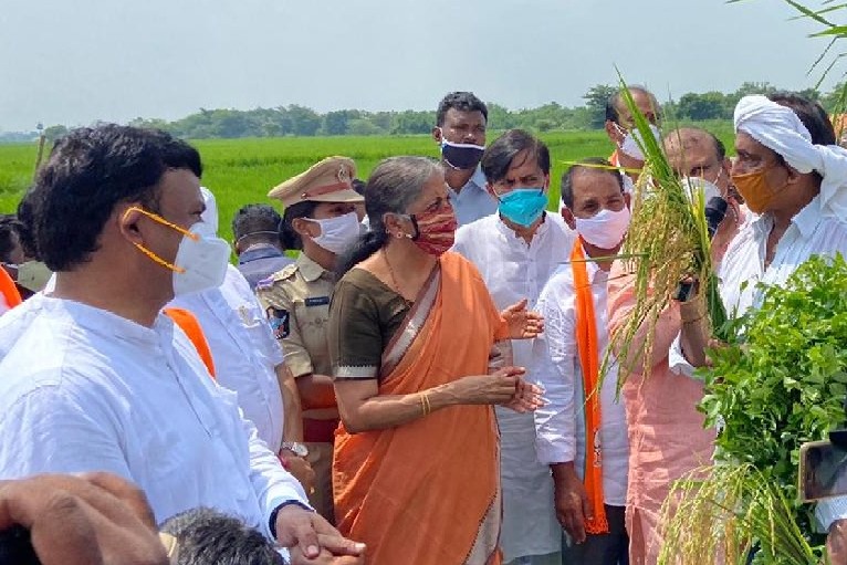 Nirmala Sitharaman talks to farmers of Jakkula Nekkalam