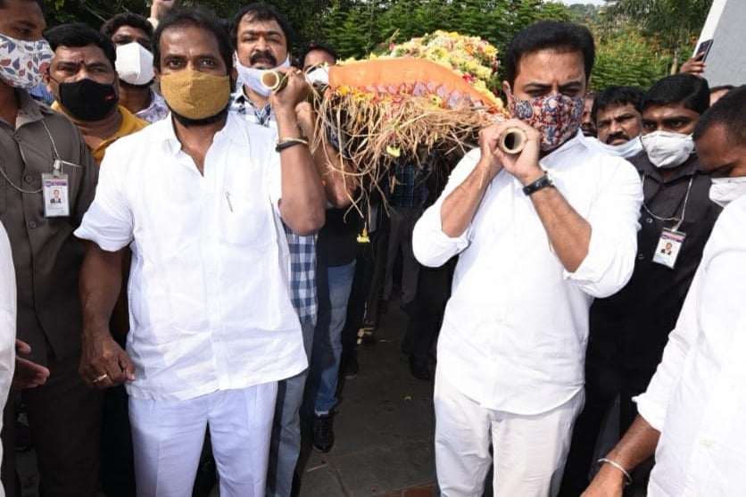 Minister KTR attends Nayini Narsimha Reddy funerals