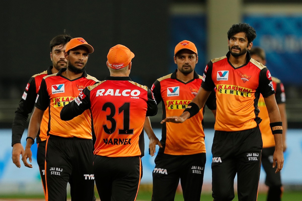 Sunrisers bowlers restrict Chennai Super Kings batsmen